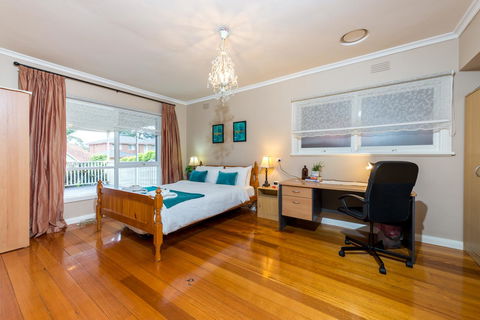 Lovely 5BR Full House In Glen Waverley, Walk To Train, Bus & Shops - New Castle Holiday 10