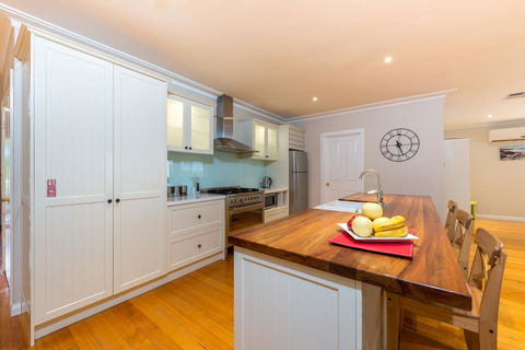 Lovely 5BR Full House In Glen Waverley, Walk To Train, Bus & Shops - New Castle Holiday 2