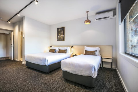 Nightcap At The Cheeky Squire - New Castle Holiday 1