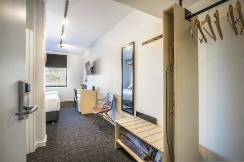 Nightcap At The Cheeky Squire - New Castle Holiday 3