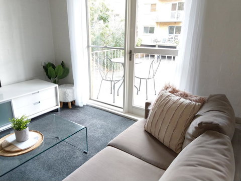 North Melbourne Retreat - New Castle Holiday 11