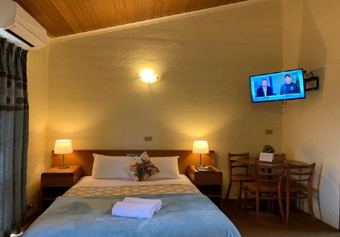 Mountain Creek Motel Bar & Restaurant - New Castle Holiday 24