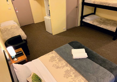 Mountain Creek Motel Bar & Restaurant - New Castle Holiday 8