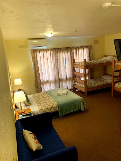 Mountain Creek Motel Bar & Restaurant - New Castle Holiday 44