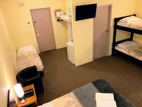 Mountain Creek Motel Bar & Restaurant - New Castle Holiday 37