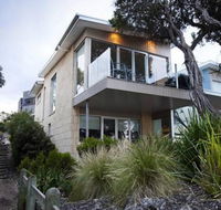Battery Cove Beach Front Apartment - New Castle Holiday