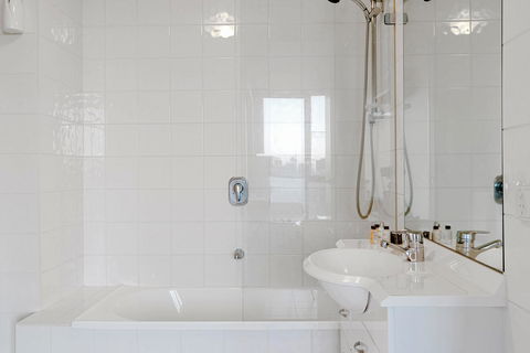 Premier Stays Melbourne - New Castle Holiday 4