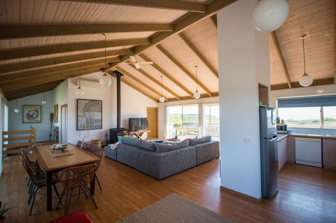 Sunsets On Martyrs Luxury Coastal Beach House Peterborough - New Castle Holiday 3