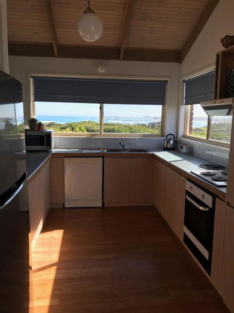 Sunsets On Martyrs Luxury Coastal Beach House Peterborough - New Castle Holiday 9