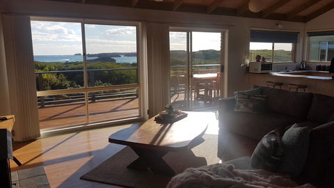 Sunsets On Martyrs Luxury Coastal Beach House Peterborough - New Castle Holiday 1