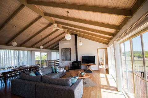 Sunsets On Martyrs Luxury Coastal Beach House Peterborough - New Castle Holiday 2