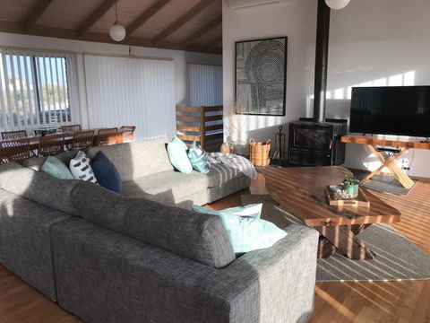 Sunsets On Martyrs Luxury Coastal Beach House Peterborough - New Castle Holiday 10