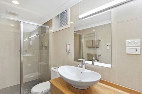 Melbourne's Princes Park Hotel - New Castle Holiday 1