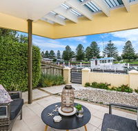 The Waterfront Apartment - New Castle Holiday