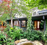 The Black Cockatoo - Secret Garden Mountains Home - New Castle Holiday