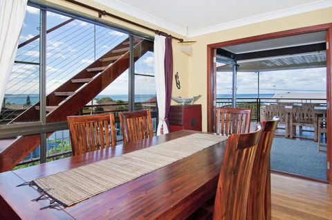 THE BOARDROOM ON BANKSIA - 11 Banksia Ave Bonny Hills - New Castle Holiday 2