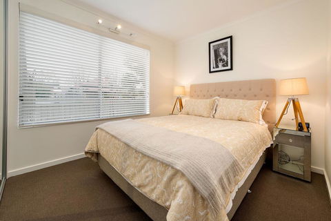 The Executive - Central & Sophisticated - New Castle Holiday 2