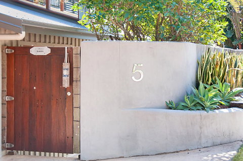 The Hawk At Wategos Beach - New Castle Holiday 2