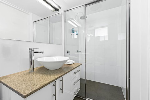 The Mid Pacific - New Castle Holiday 3