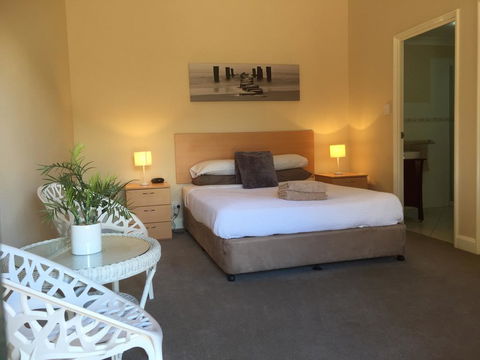 The Nosh & Nod - Howick Street - New Castle Holiday 0