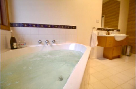 The Orchard Luxury Accommodation - New Castle Holiday 2