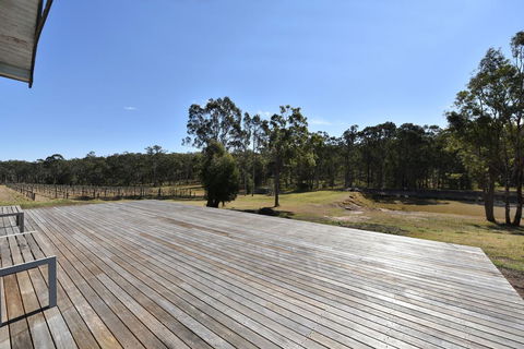 The Parson's Vineyard Retreat - Get Amongst The Vineyards In A Historic Home - New Castle Holiday 1
