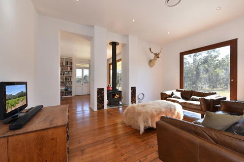 The Parson's Vineyard Retreat - Get Amongst The Vineyards In A Historic Home - New Castle Holiday 0