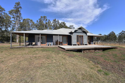 The Parson's Vineyard Retreat - Get Amongst The Vineyards In A Historic Home - New Castle Holiday 3