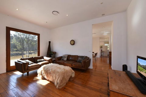 The Parson's Vineyard Retreat - Get Amongst The Vineyards In A Historic Home - New Castle Holiday 2