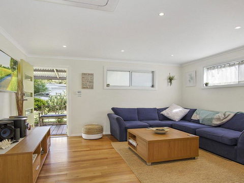 The Shabby Shell - Fresh And Inviting - New Castle Holiday 0