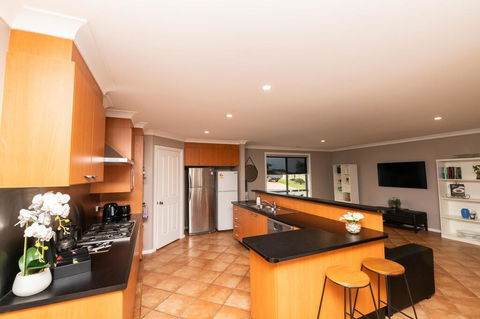 The Tinnock Entertainer Large & Comfy + Wifi - New Castle Holiday 3