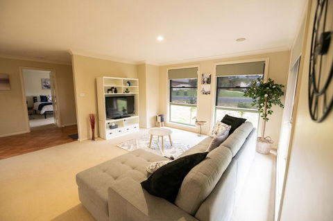 The Tinnock Entertainer Large & Comfy + Wifi - New Castle Holiday 1