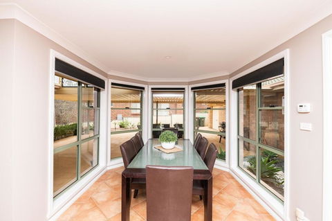 The Tinnock Entertainer Large & Comfy + Wifi - New Castle Holiday 0