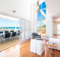 The White House - Central Coolum with Spectacular Ocean Views and WiFi - New Castle Holiday