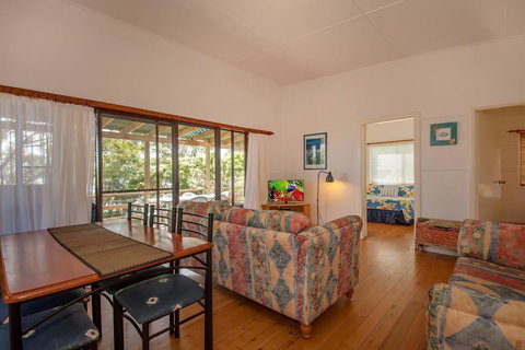 Thurlow Avenue, 48 - New Castle Holiday 1