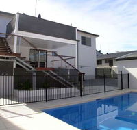 Thurlow Beach House with pool - stroll to CBD and Dutchies Beach - New Castle Holiday