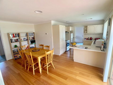 Tidy Home In A Leafy Suburb, Great Location - New Castle Holiday 2