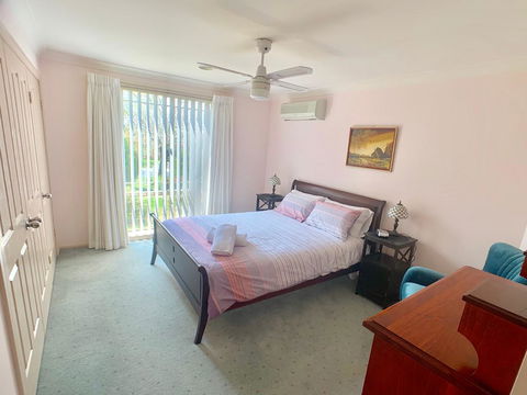 Tidy Home In A Leafy Suburb, Great Location - New Castle Holiday 3