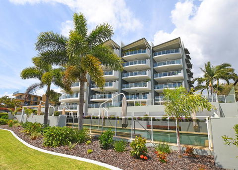 Tingeera Luxury Beachfront Apartments - New Castle Holiday 0