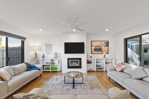 TORQUAY Relax And Unwind Beach 300m Table Tennis - New Castle Holiday 0