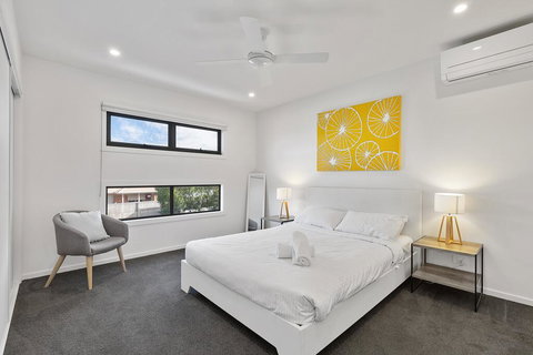 TORQUAY Relax And Unwind Beach 300m Table Tennis - New Castle Holiday 2