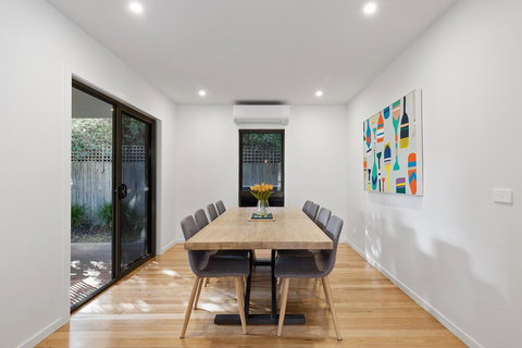 TORQUAY Relax And Unwind Beach 300m Table Tennis - New Castle Holiday 1