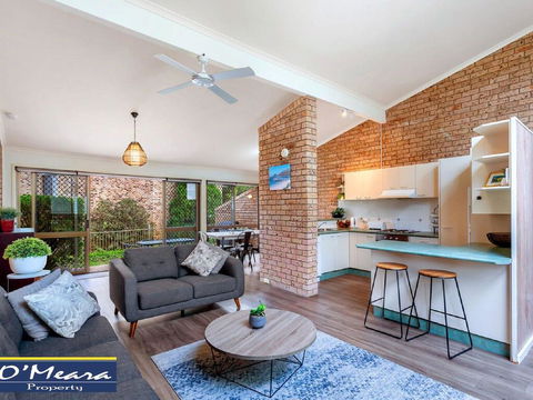 Townhouse 9 'Bay Parklands', 2 Gowrie Ave - Pool Views & Tennis Court - New Castle Holiday 1