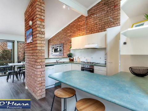 Townhouse 9 'Bay Parklands', 2 Gowrie Ave - Pool Views & Tennis Court - New Castle Holiday 2