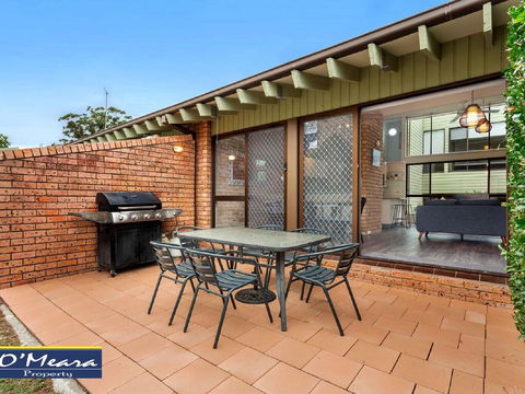 Townhouse 9 'Bay Parklands', 2 Gowrie Ave - Pool Views & Tennis Court - New Castle Holiday 0