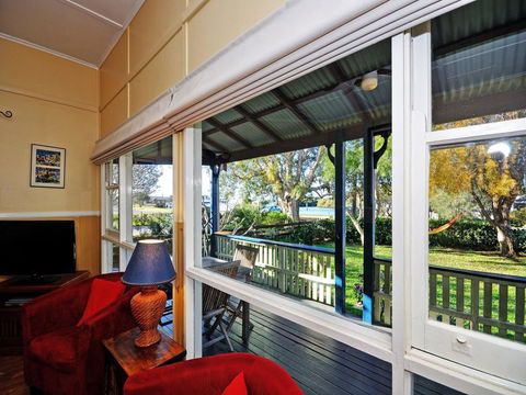 Traditional Three Bedroom Home With Water Views - New Castle Holiday 0