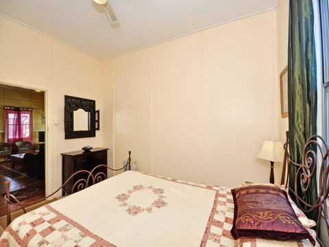 Traditional Three Bedroom Home With Water Views - New Castle Holiday 3