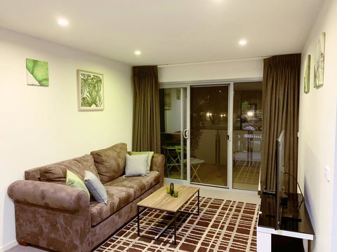 Tranquil, Relaxing Forrest Style Apartment - Braddon CBD - New Castle Holiday 0