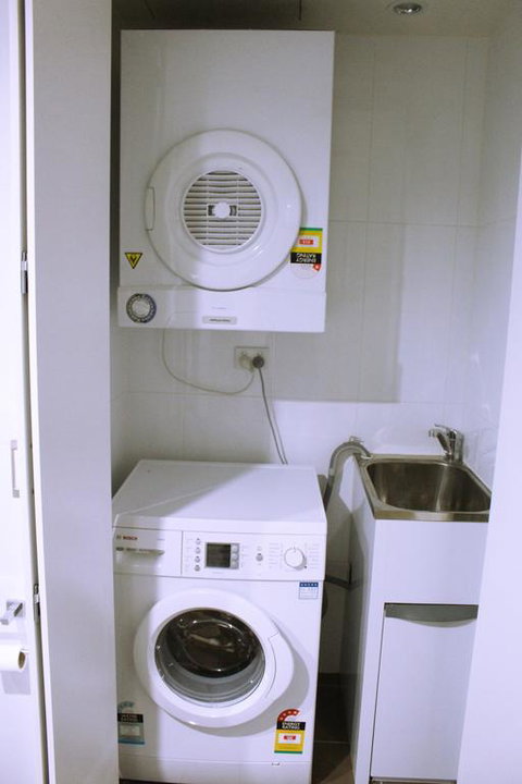 Tranquil, Relaxing Forrest Style Apartment - Braddon CBD - New Castle Holiday 3