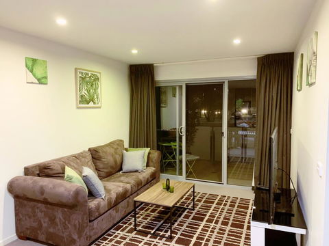 Tranquil, Relaxing Forrest Style Apartment - Braddon CBD - New Castle Holiday 0